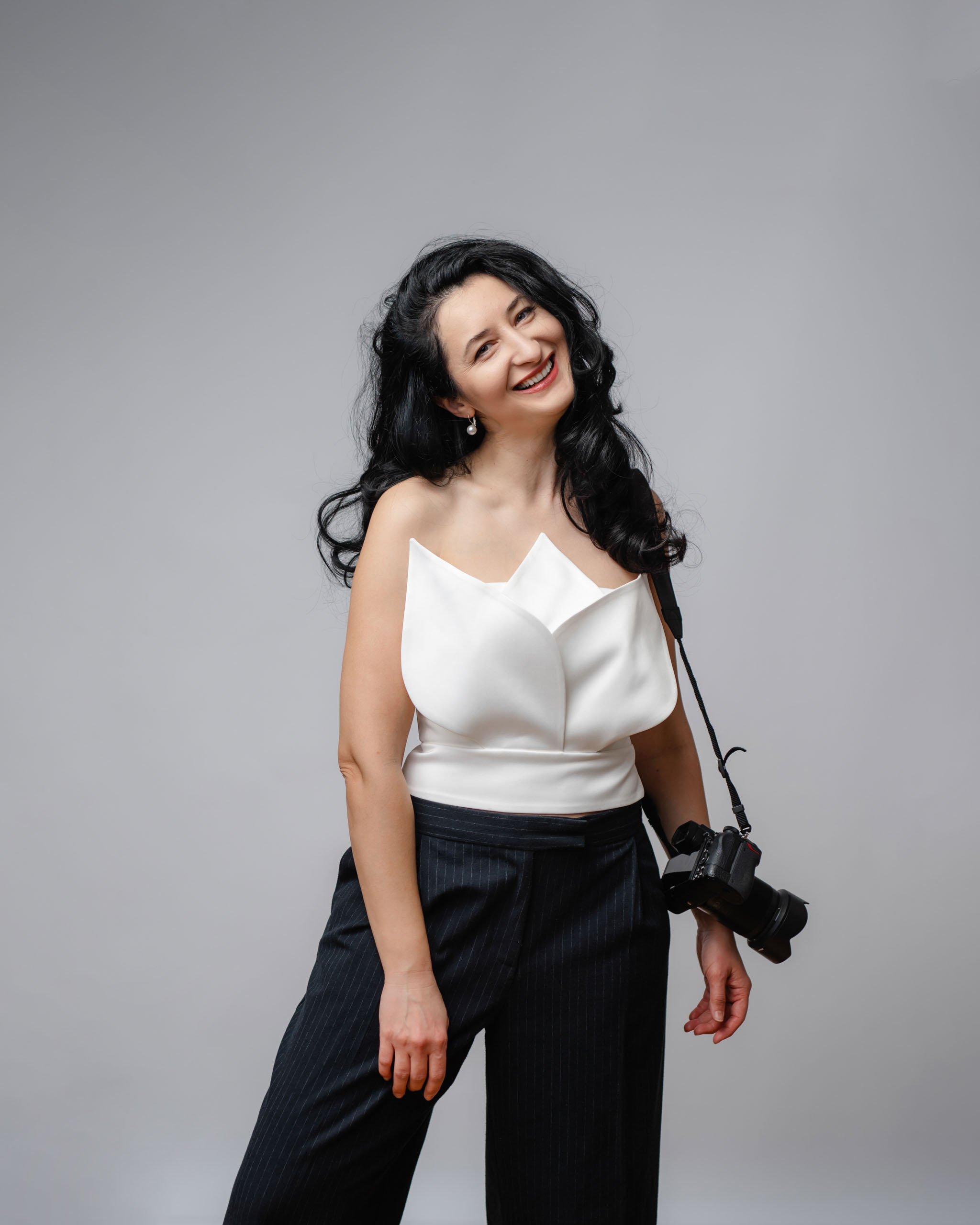 Îmi place să cred că prin fotografii, oamenii se văd așa cum sunt cu adevărat: frumoși, luminoși și autentici. Pentru că, uneori avem nevoie să ne privim prin ochii altcuiva ca să descoperim ceea ce purtăm deja in noi.